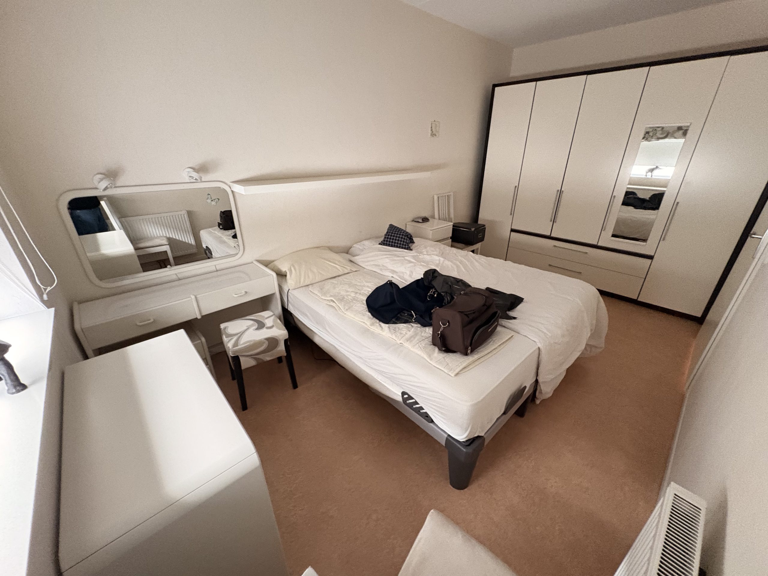 Slaapkamer vóór de ontruiming in Huizen