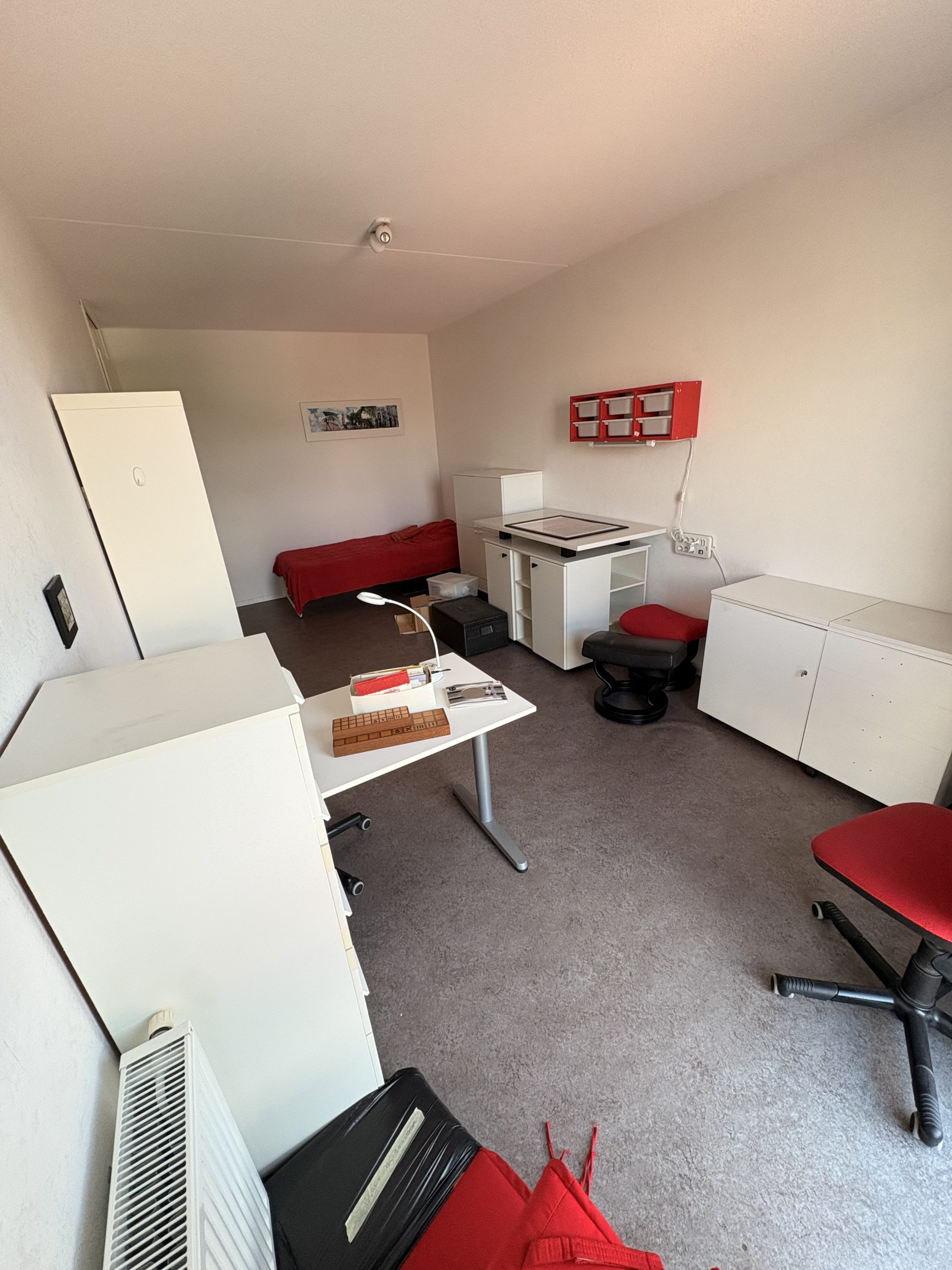 Werkkamer vóór de ontruiming in Huizen