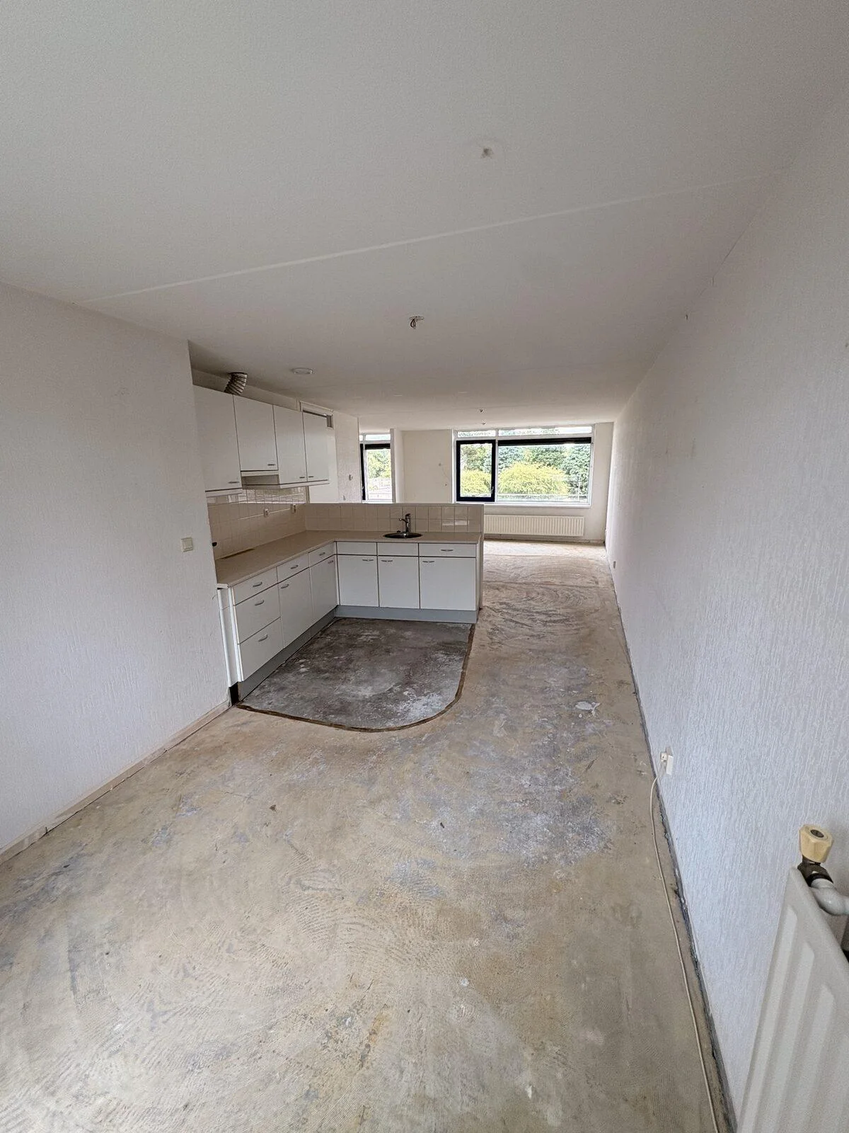 Open keuken en woonkamer na appartementontruiming in Hilversum