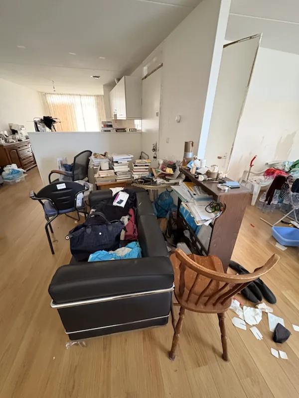 Woonkamer in appartement in Hilversum voor de woningontruiming