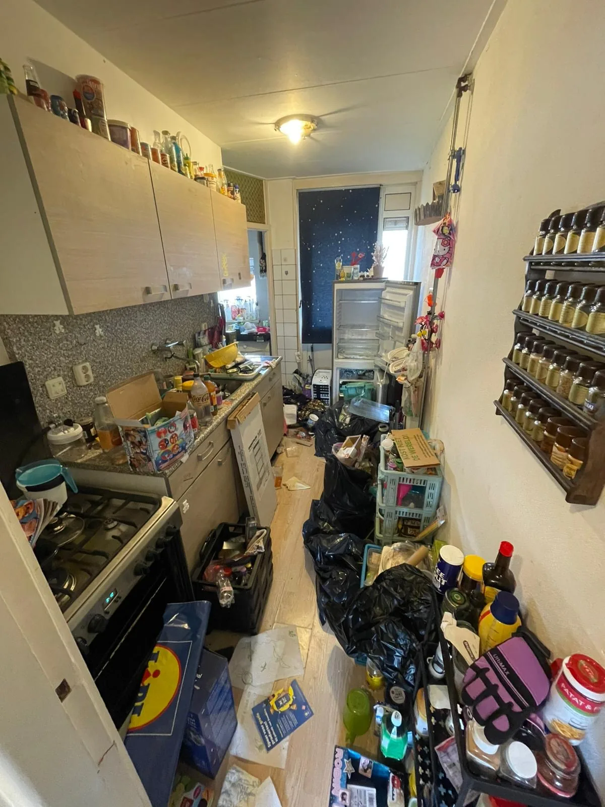 Keuken met inboedel vóór het vrijmaken