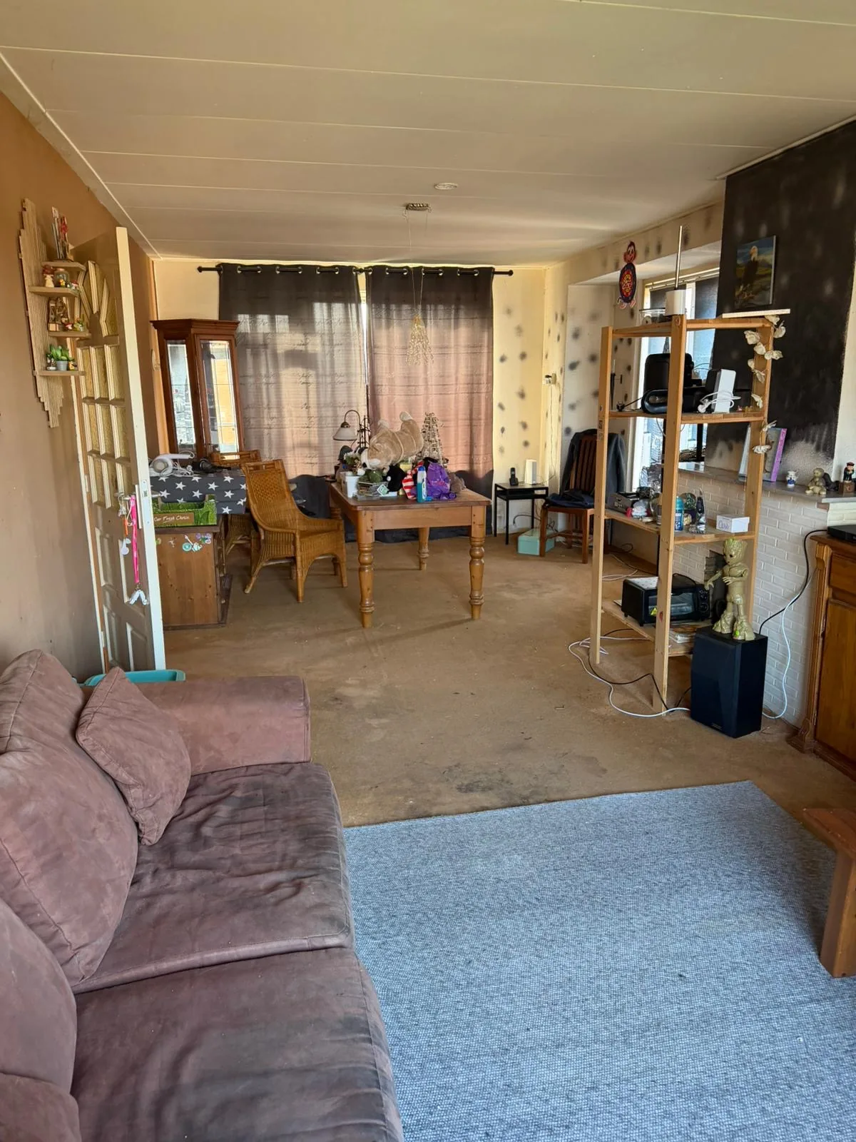 Overzichtelijke en vrijgemaakte woonkamer met behouden inrichting in Weesp