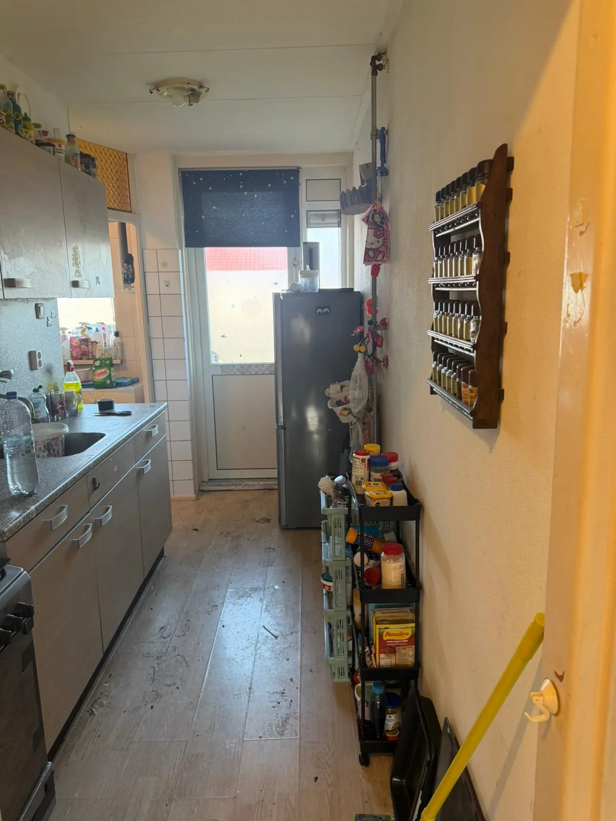 Keuken in woonrichting na het vrijmaken, met behouden spullen zichtbaar