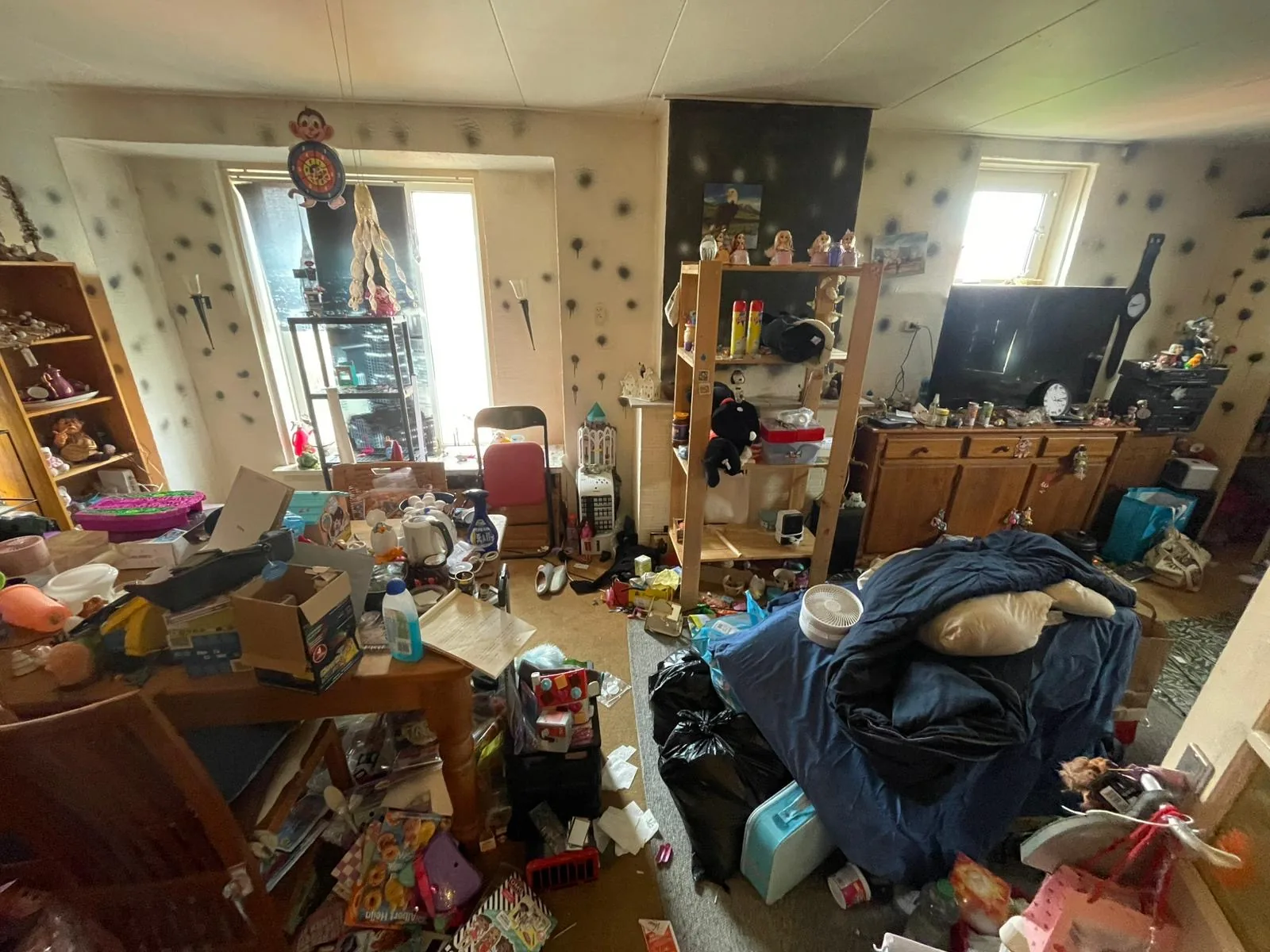 Woonkamer met aanwezige inboedel vóór de ontruiming