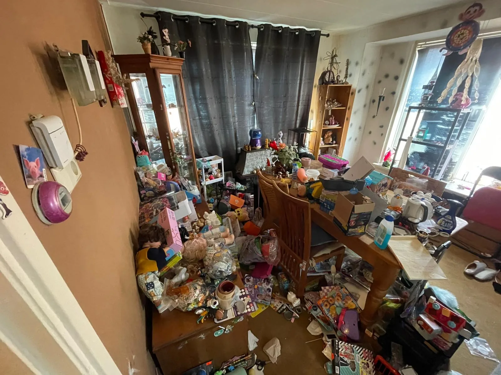 Woonkamer met inboedel vóór het gericht ontruimen
